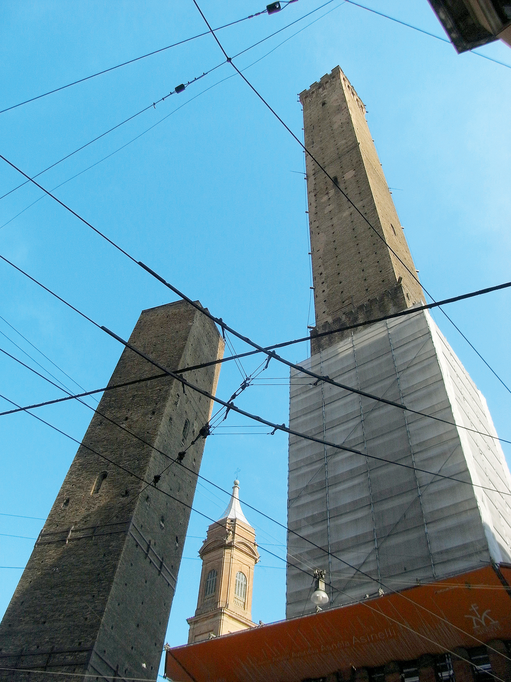 900 anni si sentono: Asinelli rinforzati