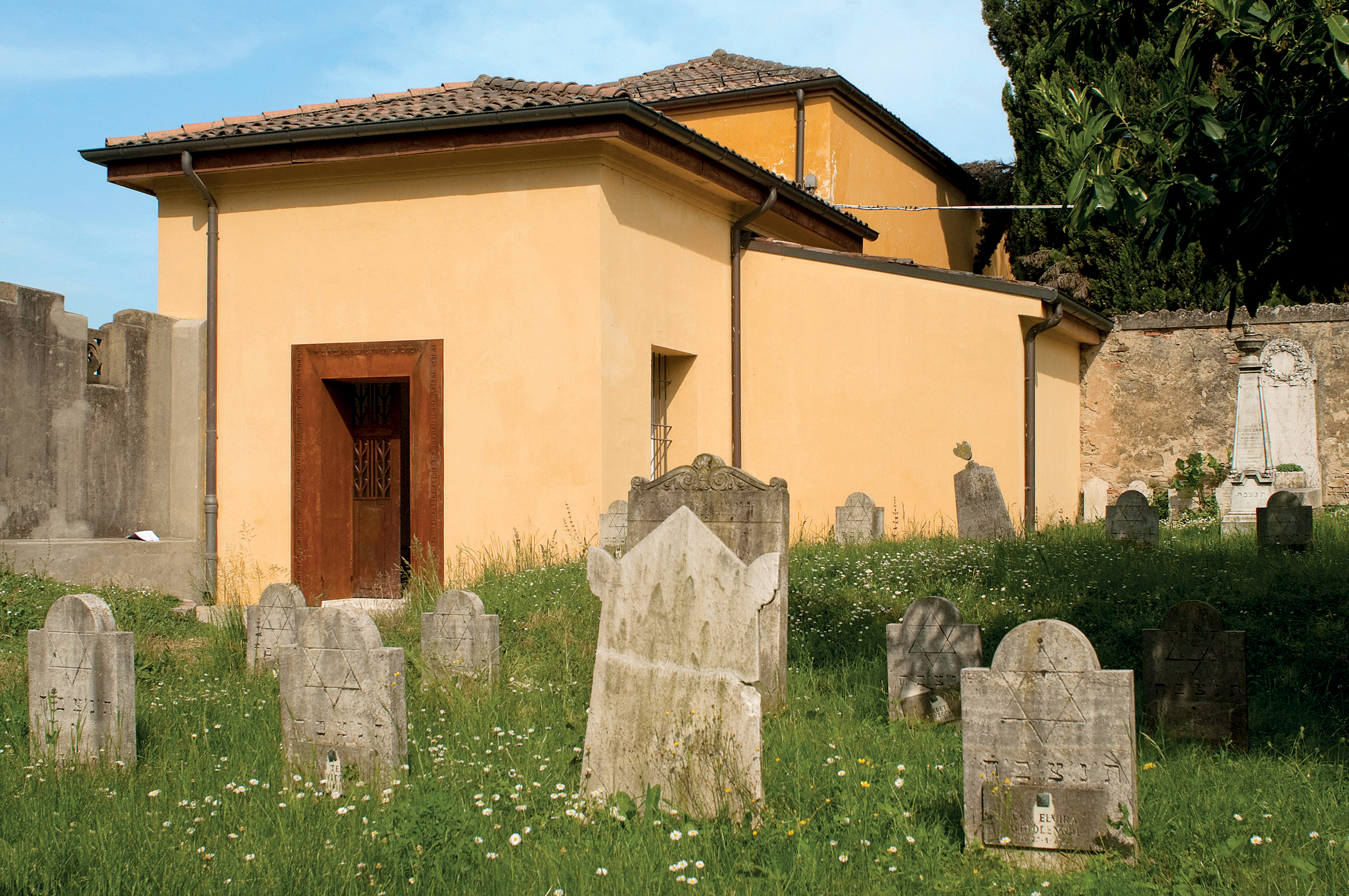 Bologna, concluso il restauro del cimitero ebraico