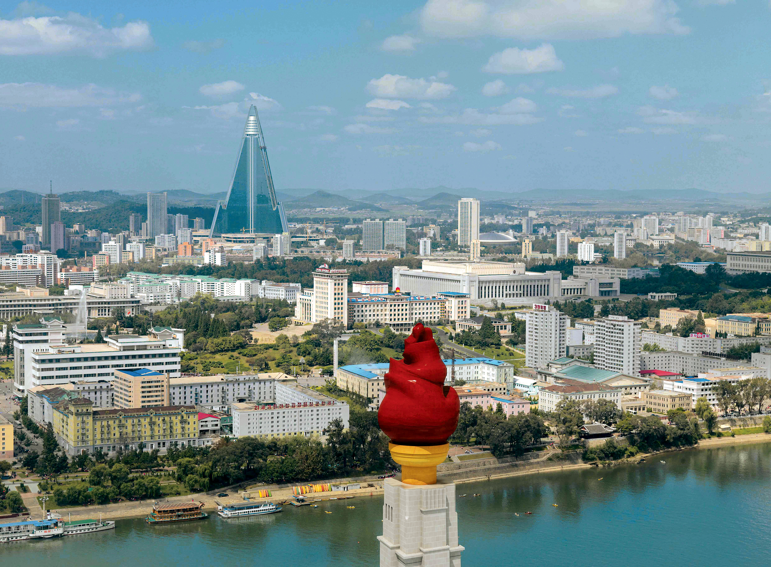 Seimila letti per la piramide di Pyongyang (ebbene sì, gli egiziani centrano)