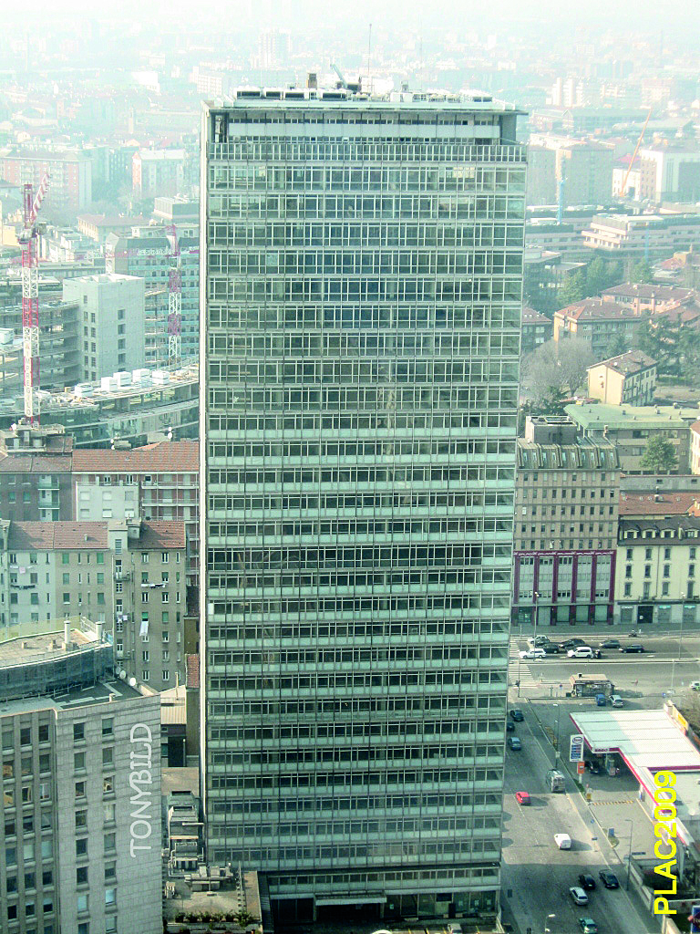 A Milano: il Macao occupa la torre Galfa