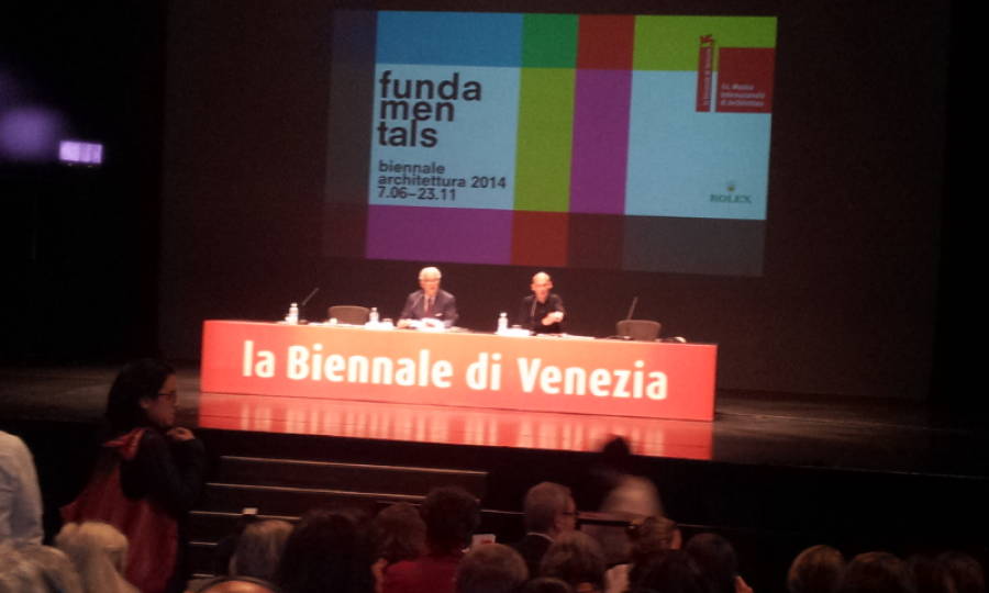 Rem Koolhaas alla conferenza stampa: architettura al posto degli architetti, ricerca e Italia