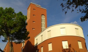 La torre e il corpo absidale visti da viale della Libertà