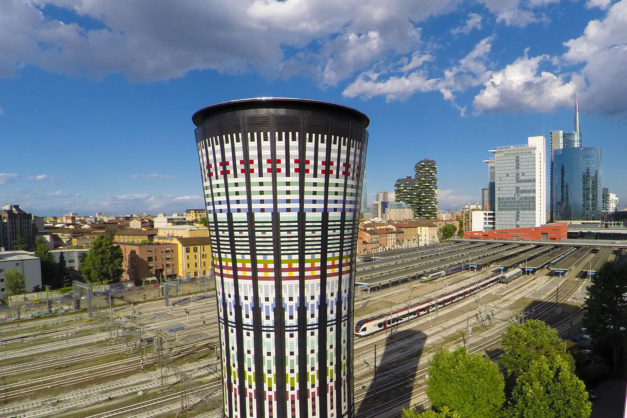 Torre Arcobaleno 1990-2015: omaggio a Milano