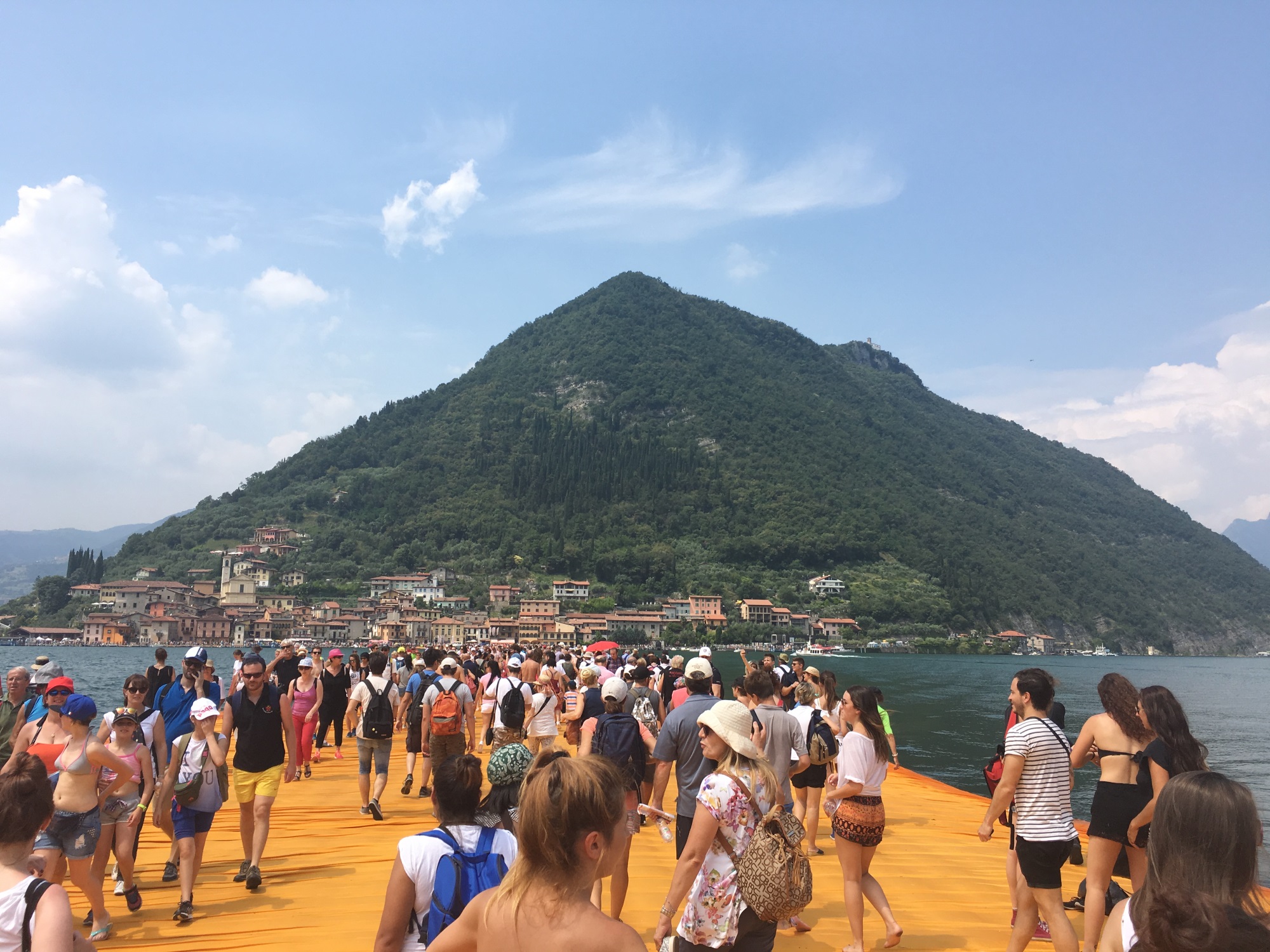 Christo sul Lago d’Iseo: alienazione mediatica