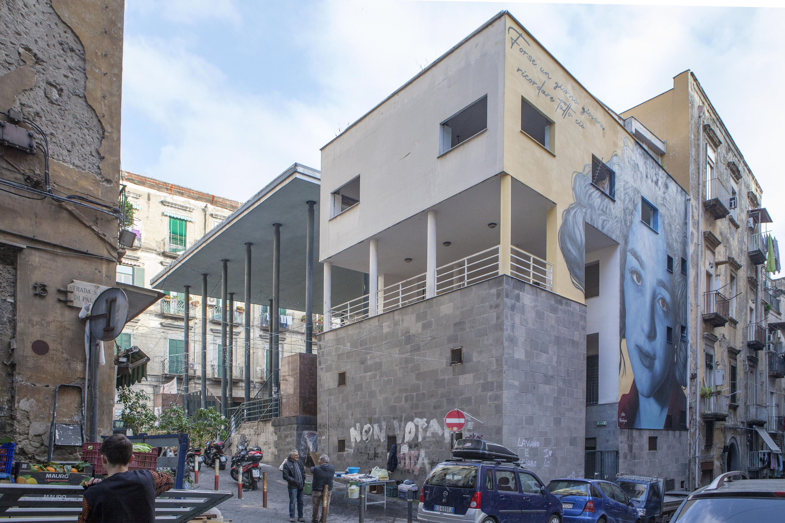 Napoli e quei murales sugli edifici di Salvatore Bisogni