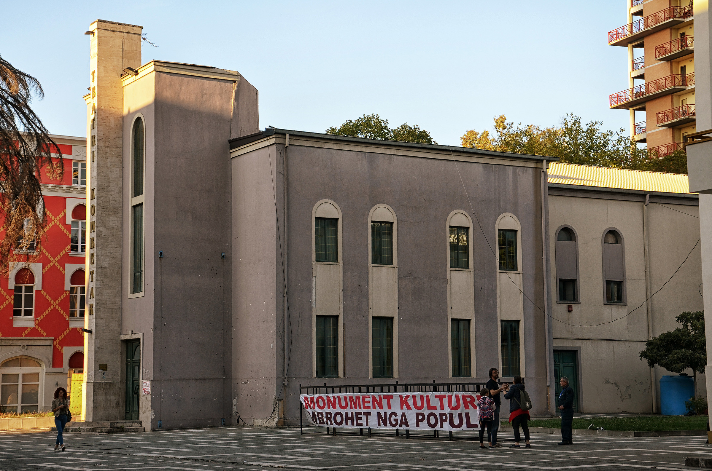 Tirana e la demolizione del teatro della discordia