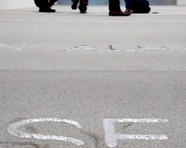 Doris Salcedo, passi liminali e soglie nominali