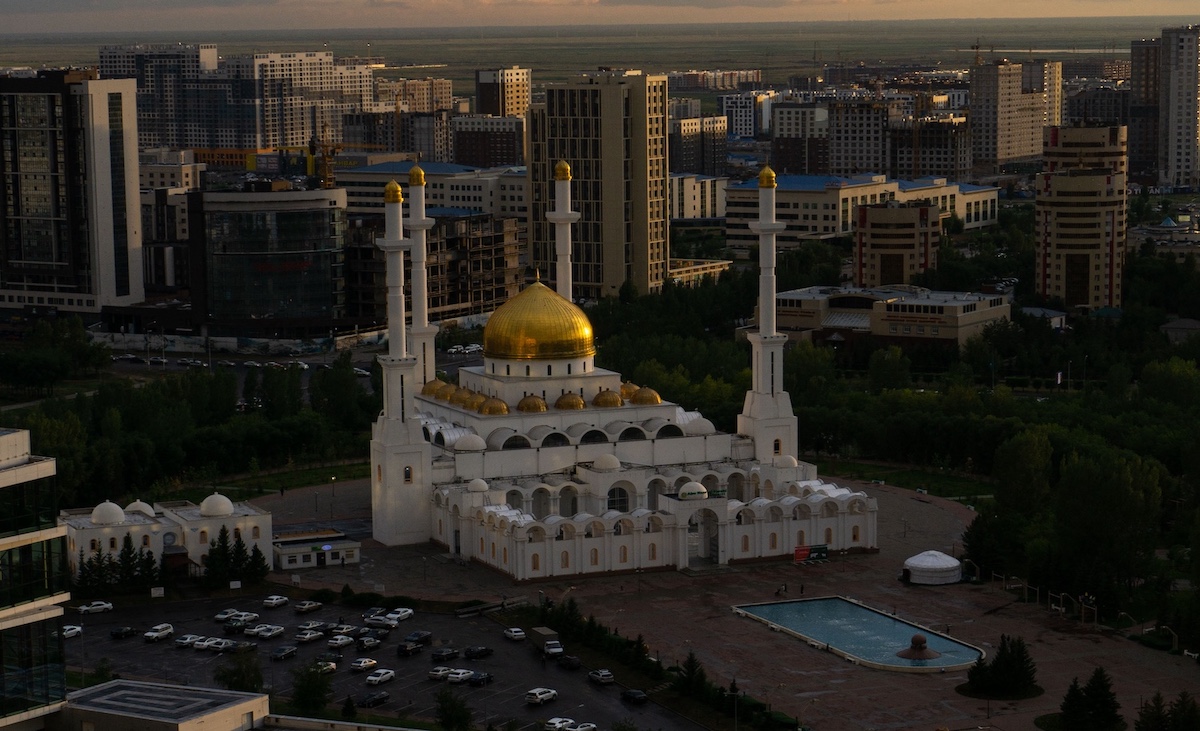 INDIGOS UG Adesivo Murale Skyline Città - E515 Astana (Kazakistan) 160x60 Cm - Nero - Decorazione Parete Per Soggiorno, Camera, Ufficio