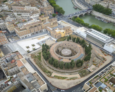 Piazza Augusto Imperatore, la magia romana del piano inclinato