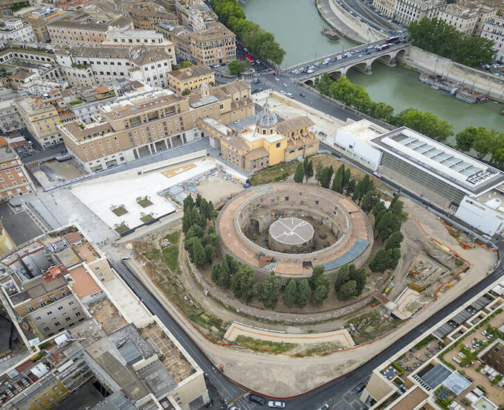 Piazza Augusto Imperatore, la magia romana del piano inclinato