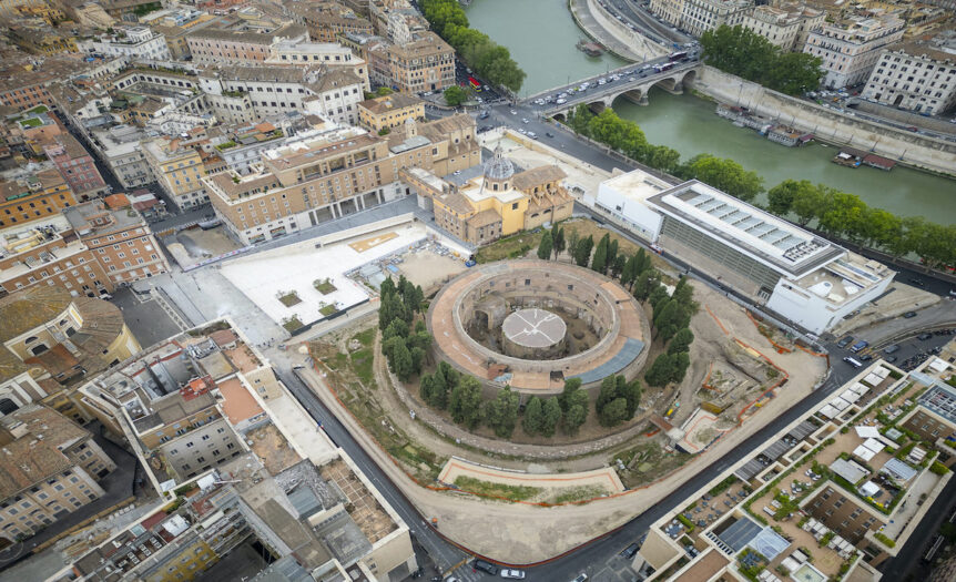 Piazza Augusto Imperatore, la magia romana del piano inclinato