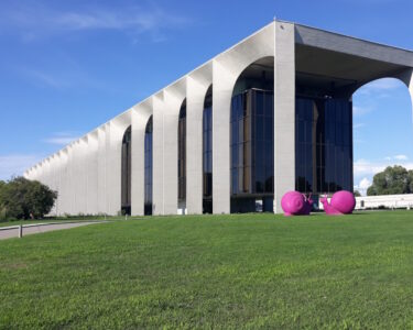Ri_visitati. Mondadori e Niemeyer, 50 anni di poesia