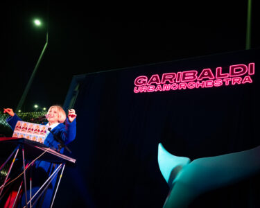 Piazze da ascoltare: a Napoli un’orchestra urbana mostruosa