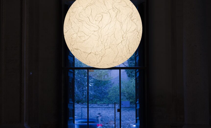 Un’ora di luce per 40 anni di lampade e arte