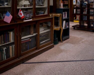 Vivere sul confine. Dove una linea divide le case, e una biblioteca unica