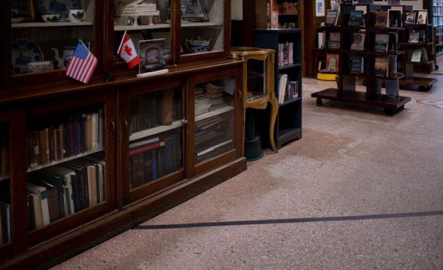 Vivere sul confine. Dove una linea divide le case, e una biblioteca unica