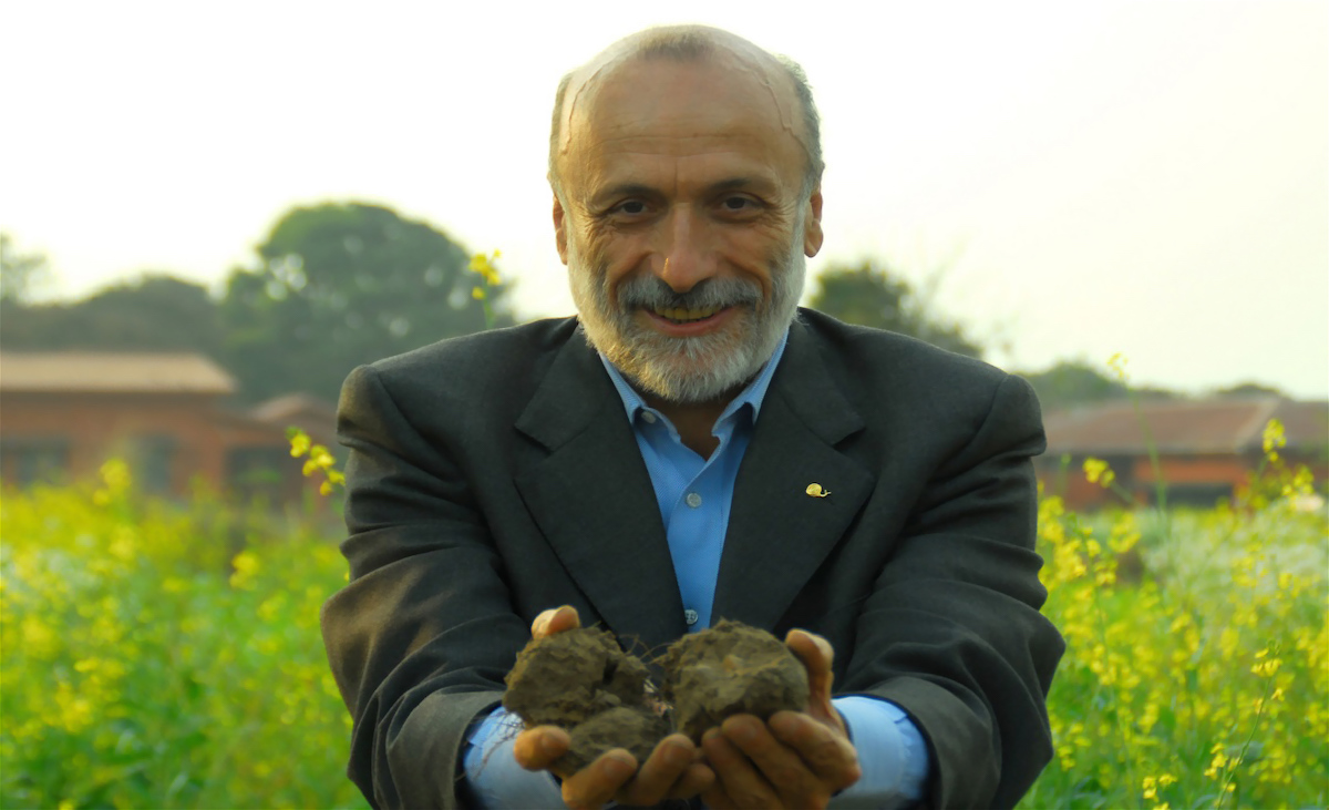 L’utopia burocratizzata del borgo felice. L’eredità spaziale di Carlo Petrini (1949-2026)