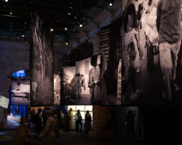 Gli allestimenti della Biennale si sintonizzano su toni minori