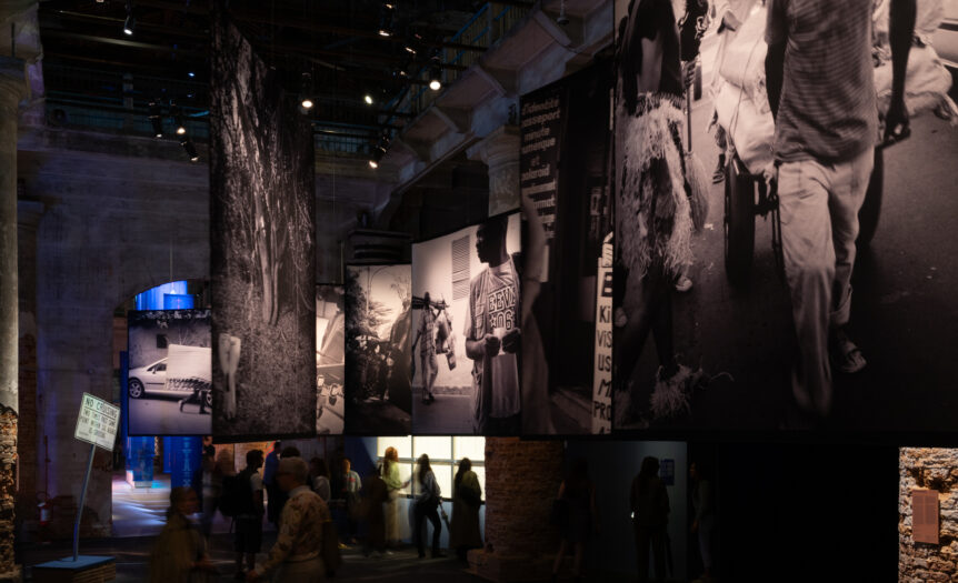Gli allestimenti Biennale si sintonizzano su toni minori