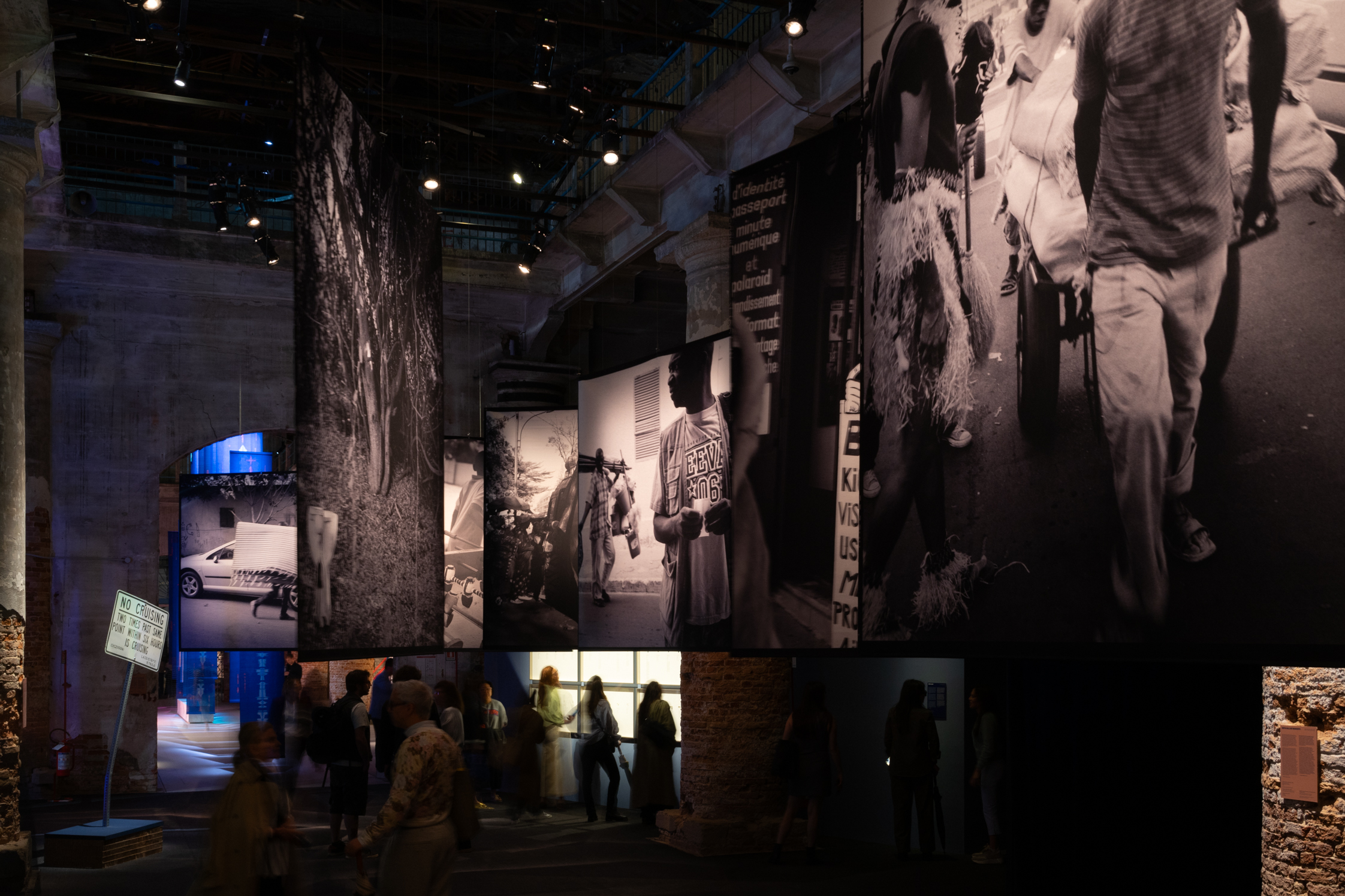 Gli allestimenti della Biennale si sintonizzano su toni minori