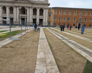 Nella piazza di San Giovanni in Laterano, insieme a Gemini