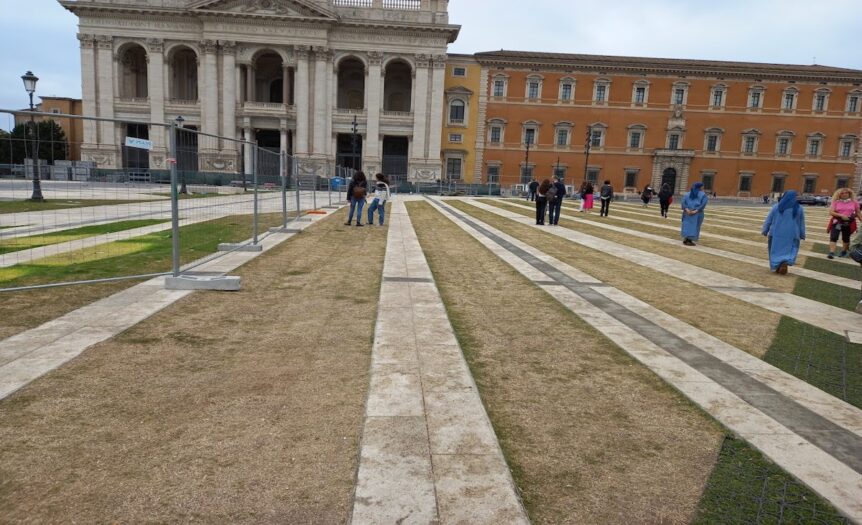 Nella piazza di San Giovanni in Laterano, insieme a Gemini