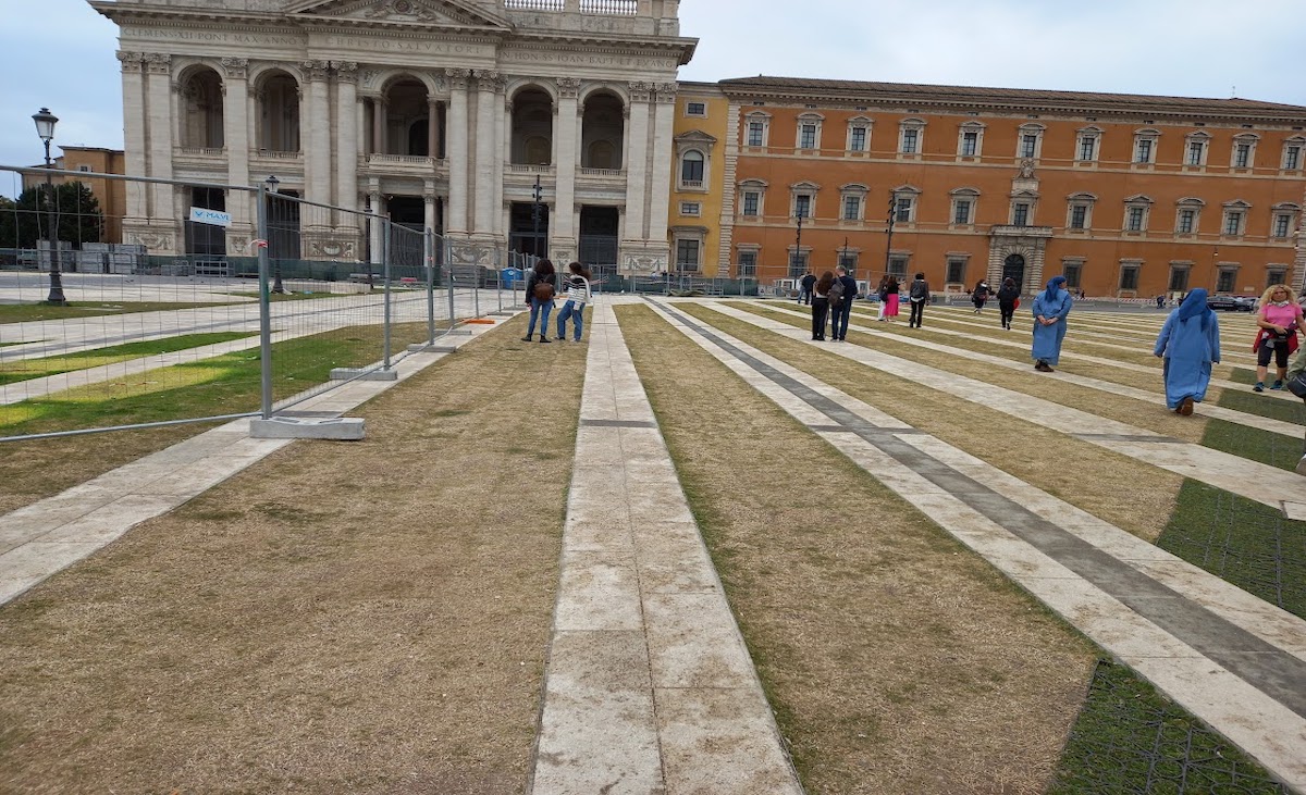 Nella piazza di San Giovanni in Laterano, insieme a Gemini