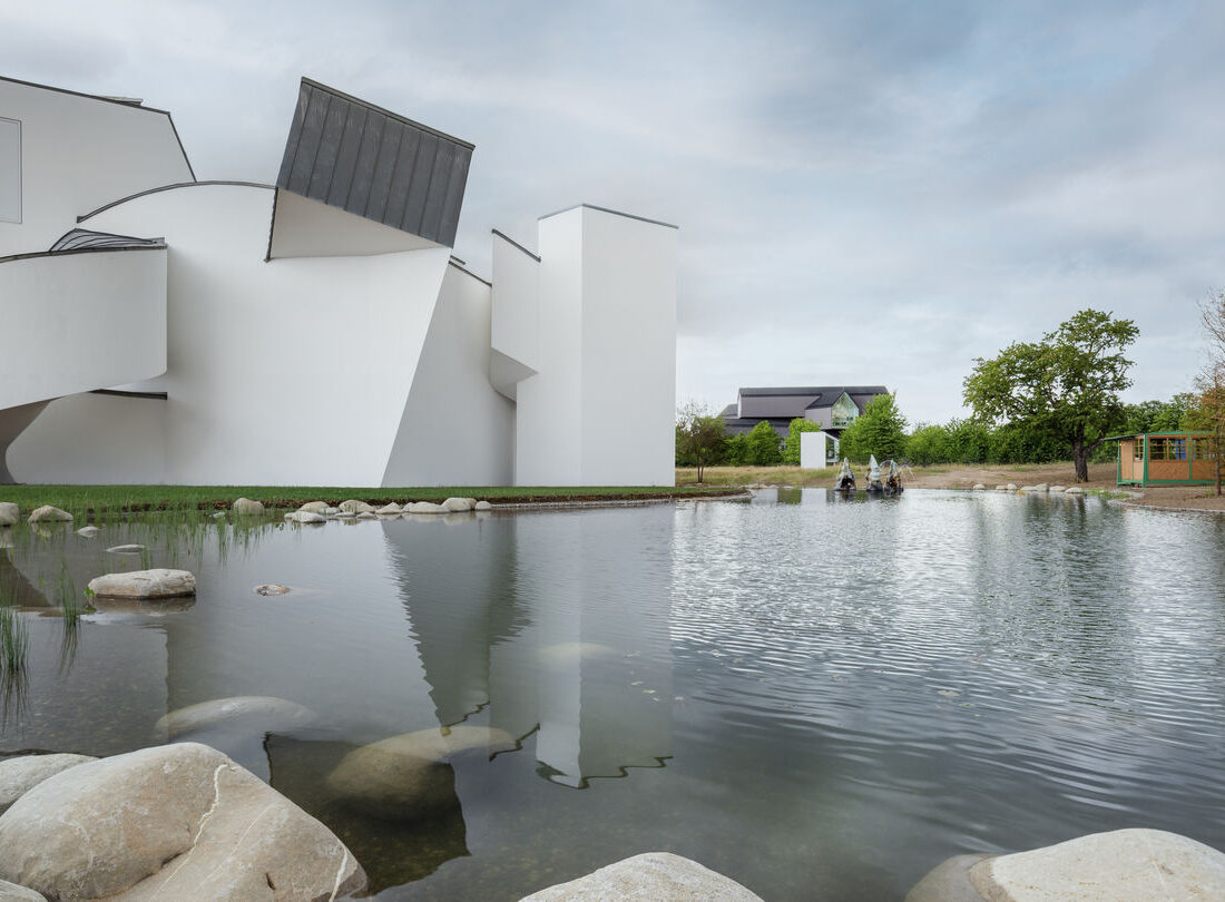 Vitra allaga il Campus: acqua e natura con Bas Smets
