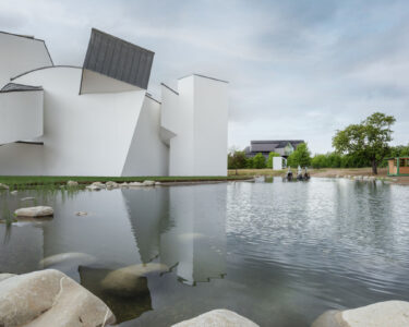 Vitra allaga il Campus: acqua e natura con Bas Smets