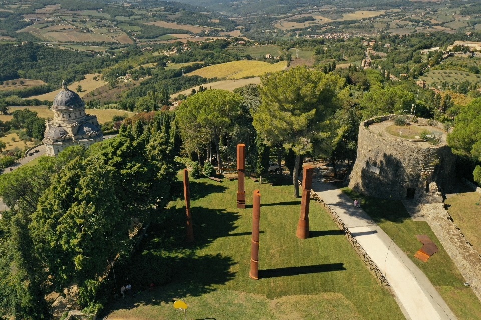 A Todi, in omaggio a Beverly Pepper, l’arte diventa paesaggio A Todi, in omaggio a Beverly Pepper, l’arte diventa paesaggio