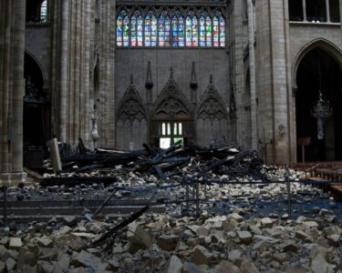 Notre-Dame a tre mesi dall’incendio: la Francia allo specchio