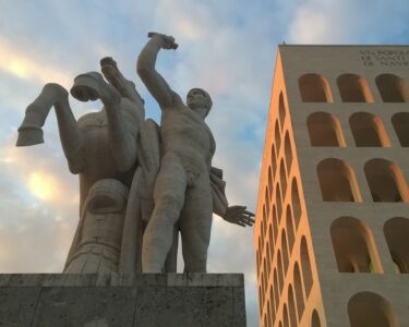 Roma, va di moda il Colosseo quadrato