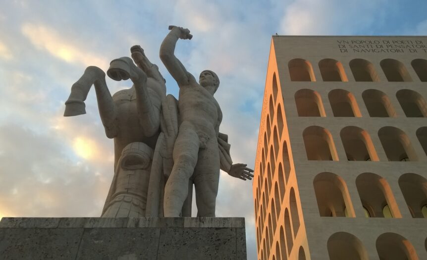 Roma, va di moda il Colosseo quadrato