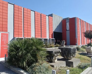 Messina rinnova il suo faro, rosso, della cultura