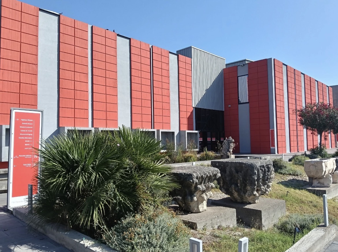 Messina rinnova il suo faro, rosso, della cultura