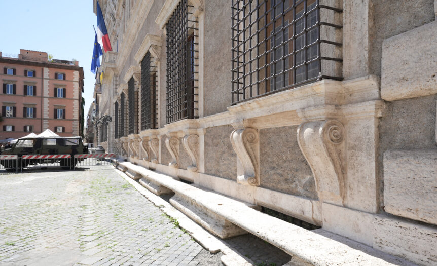Elogio della panca, sinonimo di accoglienza