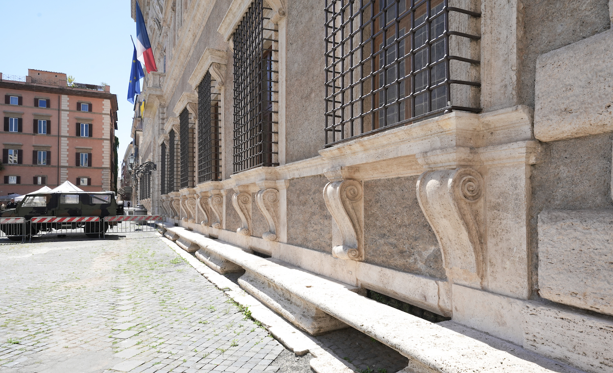 Elogio della panca, sinonimo di accoglienza