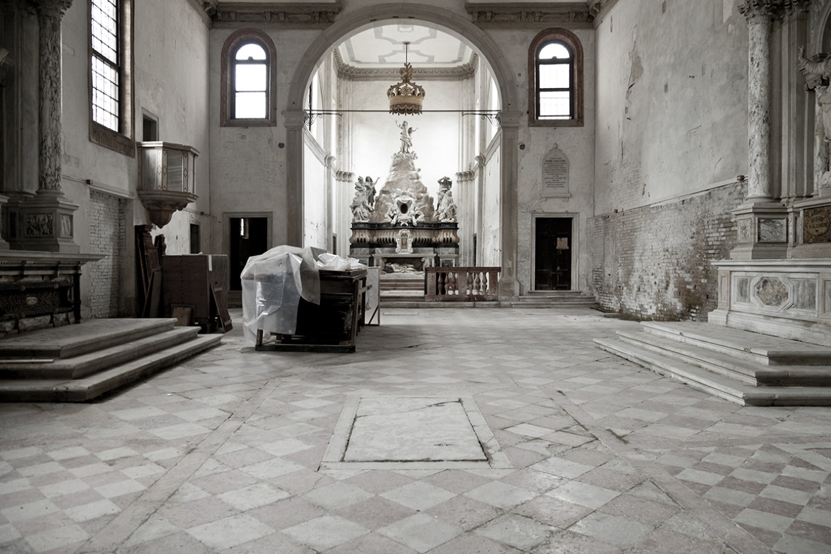 Spazio, città e società nelle chiese chiuse di Venezia