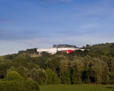 L’ospedale di Verduno, un vascello tra i noccioli delle Langhe