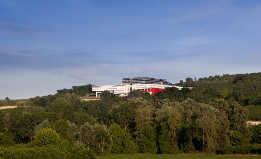 L’ospedale di Verduno, un vascello tra i noccioli delle Langhe
