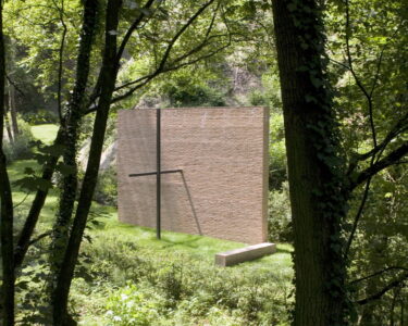 Progettare il sacro: terra, luce e silenzio