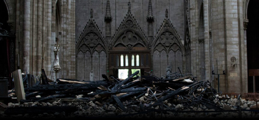 Notre-Dame de Paris dopo l’incendio
