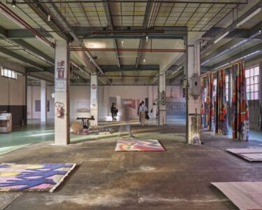 La mostra 1+1+1 di Assab One: dall’industrial heritage alla “fabrica” come arte del respiro