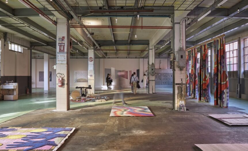 La mostra 1+1+1 di Assab One: dall’industrial heritage alla “fabrica” come arte del respiro