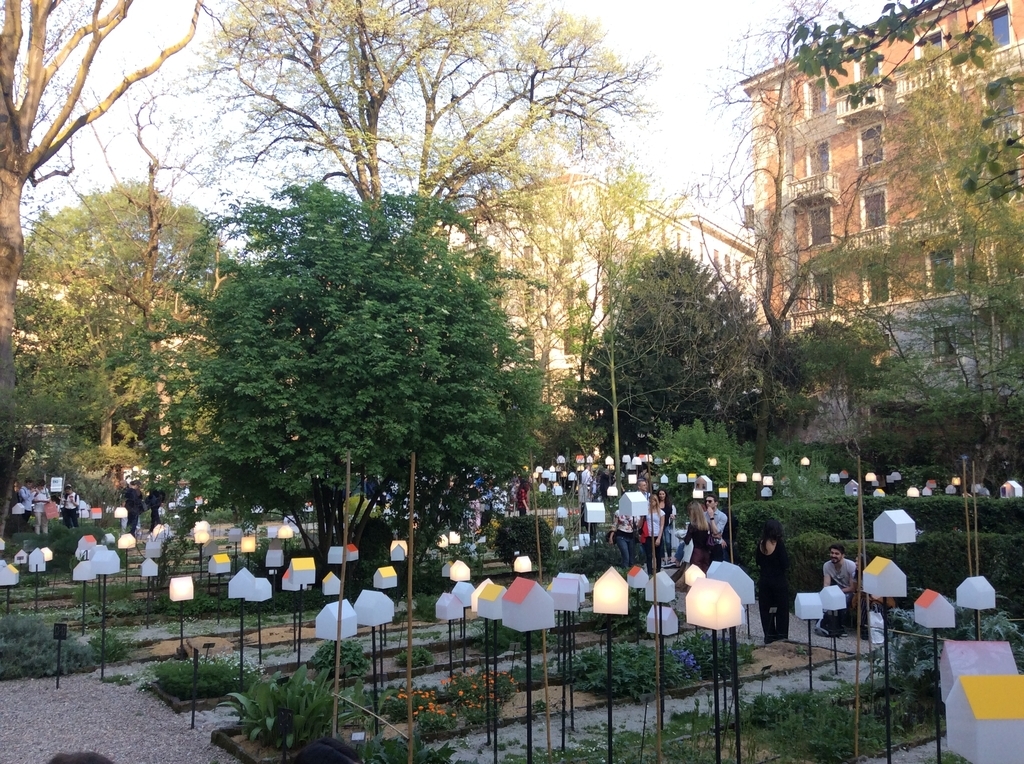 Passegiando tra corti, giardini, spazi pubblici da riscoprire Passegiando tra corti, giardini, spazi pubblici da riscoprire