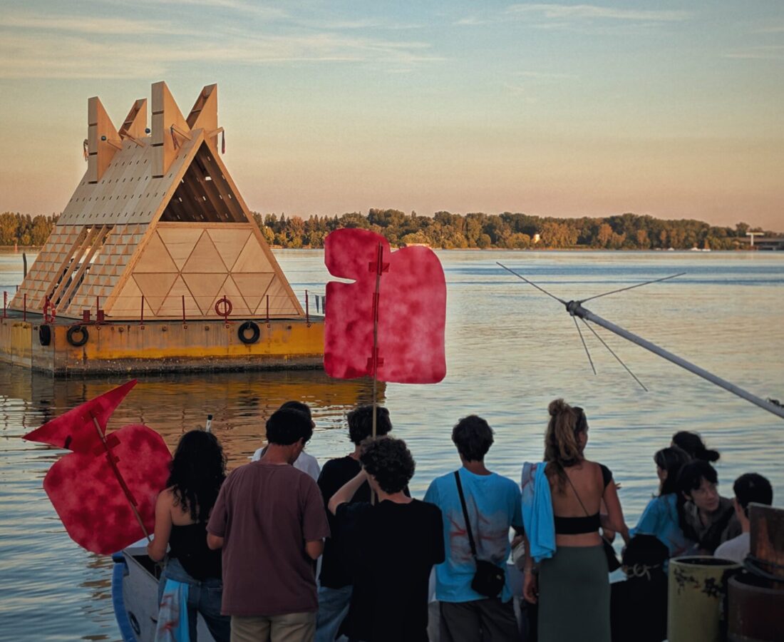 Arca, teatro, barca: la parata galleggiante sul lago di Mantova