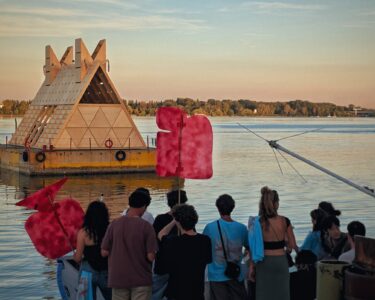 Arca, teatro, barca: la parata galleggiante sul lago di Mantova