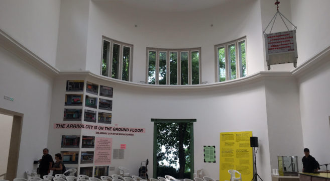 Biennale a passo d’uomo