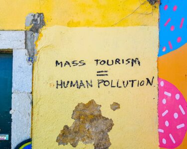 Turismo crescente, case calanti, urbanistica vacante