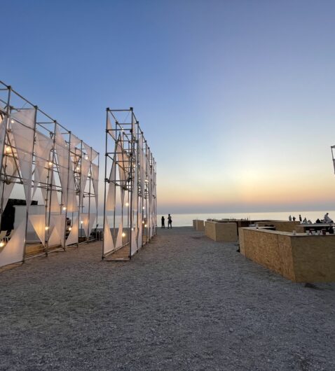 La notte bianca sulla spiaggia felliniana